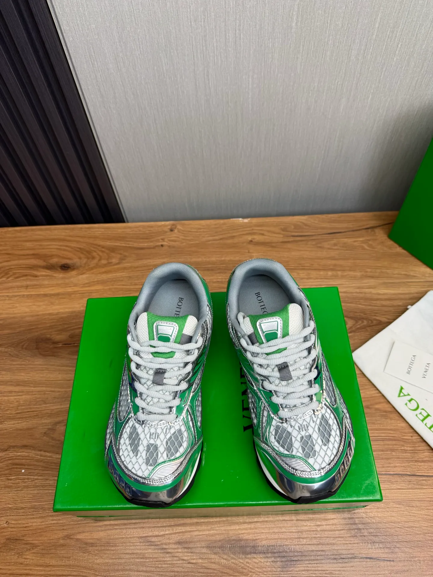 Men's men's shoes 💰620💰 BV top version 𝘽𝙊𝙏𝙏𝙀𝙂𝘼 𝙑𝙀𝙉𝙀𝙏𝘼 Orbit sneakers Wang Yibo same style couple style dad shoes 🩷💚 Runner sneakers, made of lightweight technical mesh fabric. Features a geometric patterned rubber outsole. Pay attention to the package craftsmanship ❕ High version shipping ❗️ Very nice, durable to play with and durable to make ✔️ Standard version 💯💯 The outsole is made of color-blocked TPU outsole. Women’s model 35-41 (40 41 customized) Men’s model 39-46 (45.46 customized) Equipped with original packaging